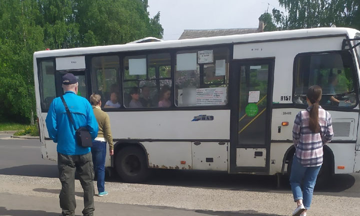 «Скотовозки-пазики». В Петрозаводске мамы с колясками не помещаются в маршрутки