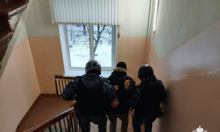 «Оберегает дочь». Учителя спасли 13-летнюю девочку от отца-педофила