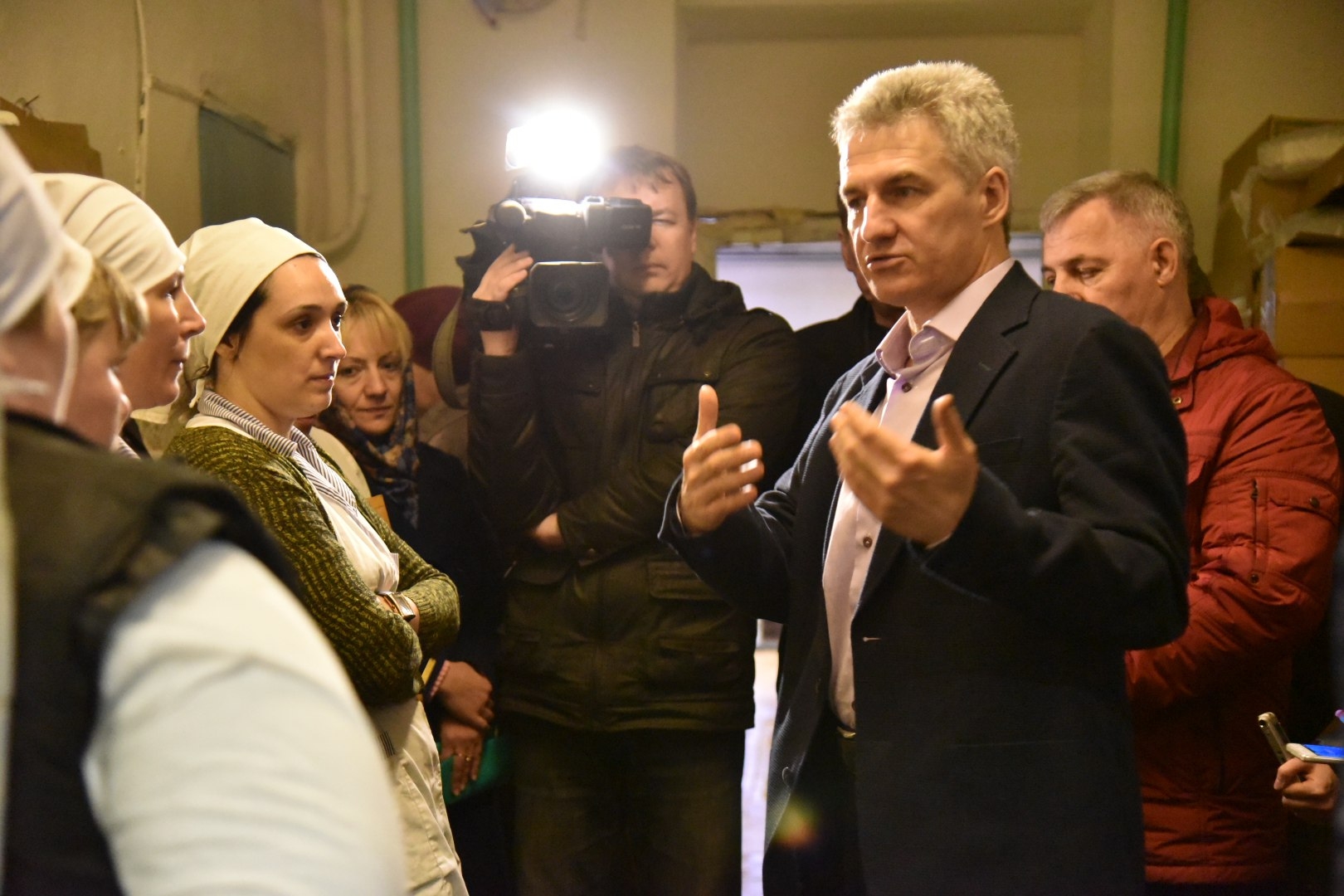 Артур Парфенчиков с работниками Медвежьегорского молокозавода. Фото:
