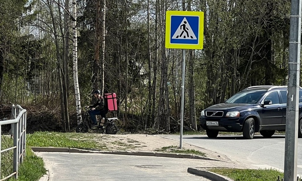 «Умалишенные». Жители Петрозаводска боятся велокурьеров