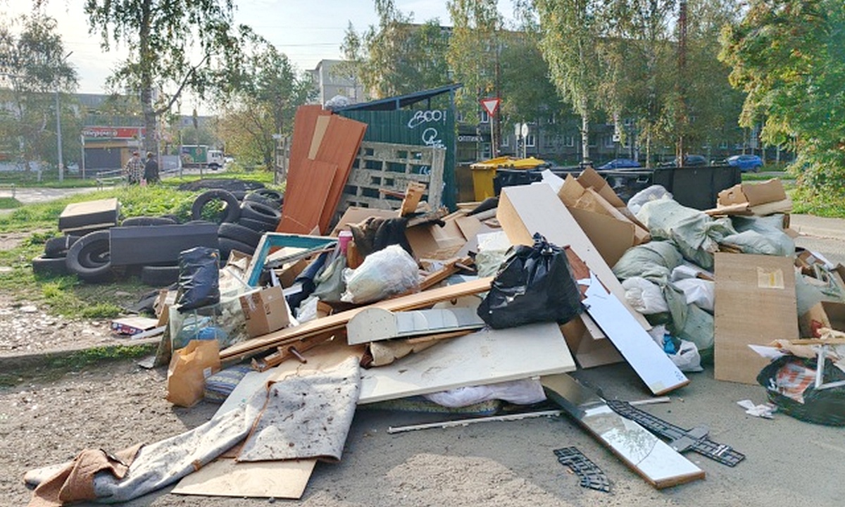 В Петрозаводске мусорные контейнеры стоят прямо на дороге