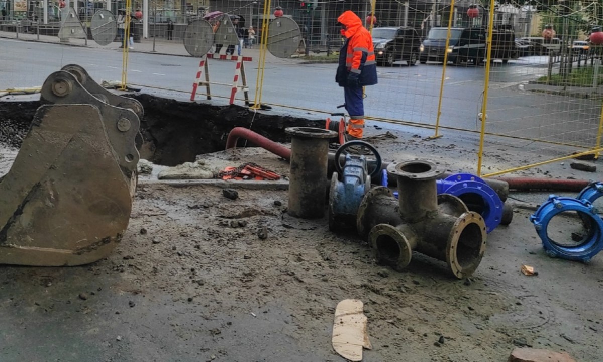 В Петрозаводске перекрыли дорогу из-за коммунальной аварии: запланируйте объезд!