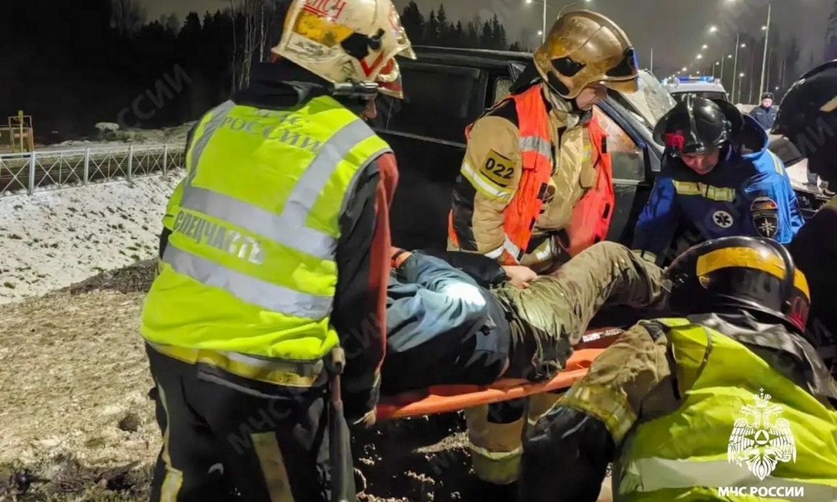 Рано утром в Петрозаводске автомобиль налетел на отбойник: пострадал человек