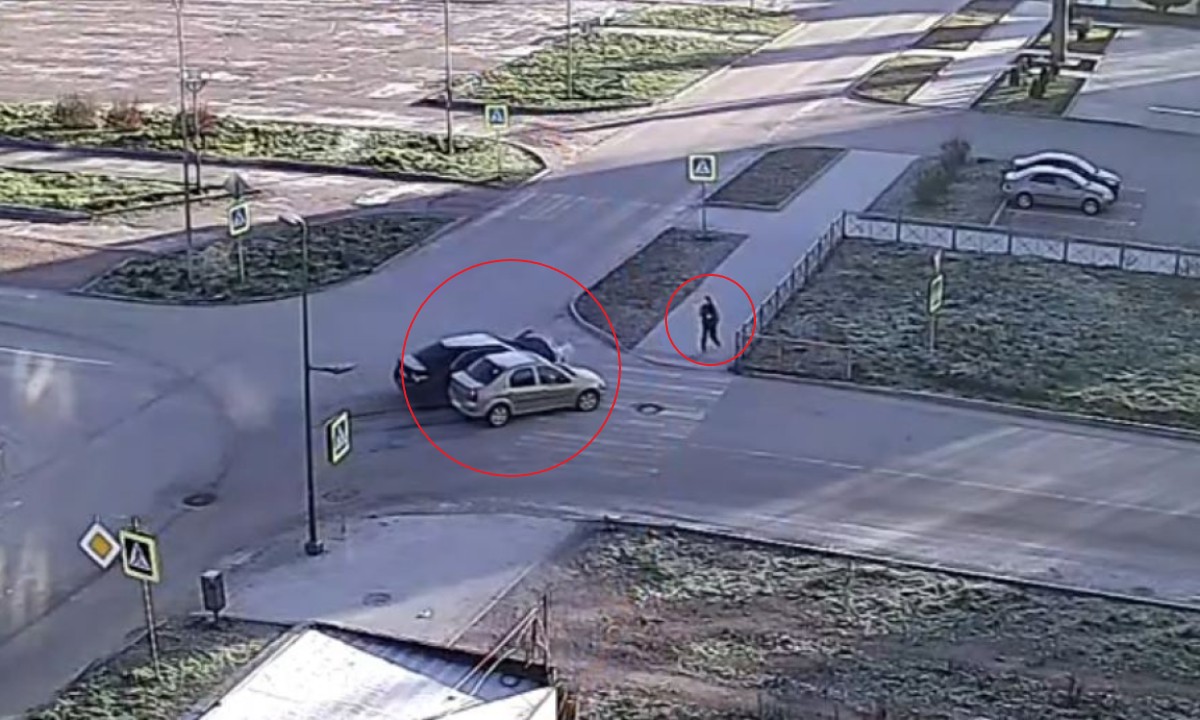 В Карелии после столкновения машины чуть не снесли пешехода