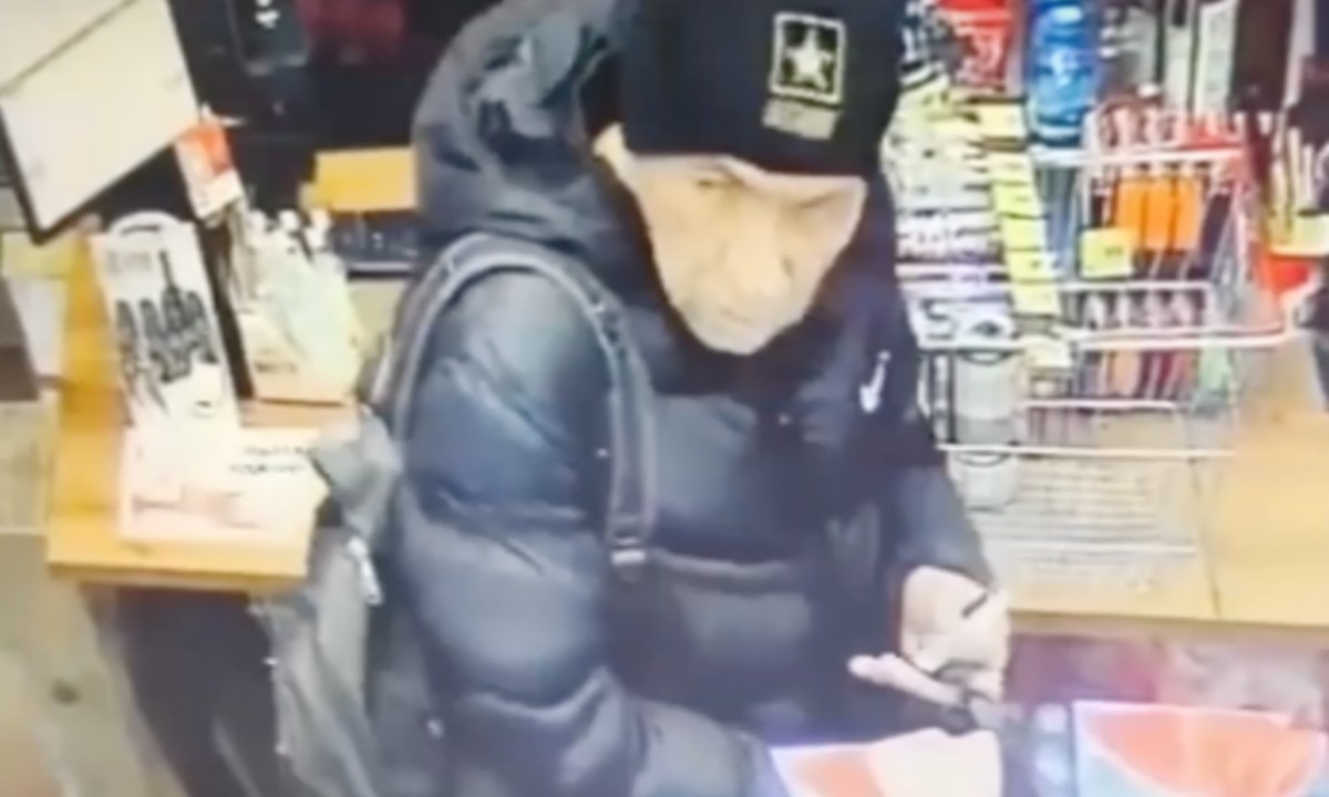 В Петрозаводске камера запечатлела похитителя денег: его ищут