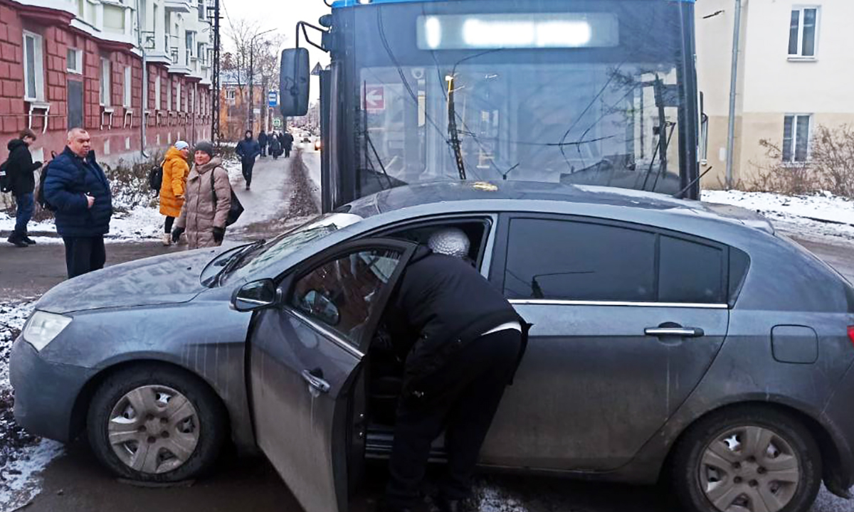 В Петрозаводске троллейбус врезался в автомобиль