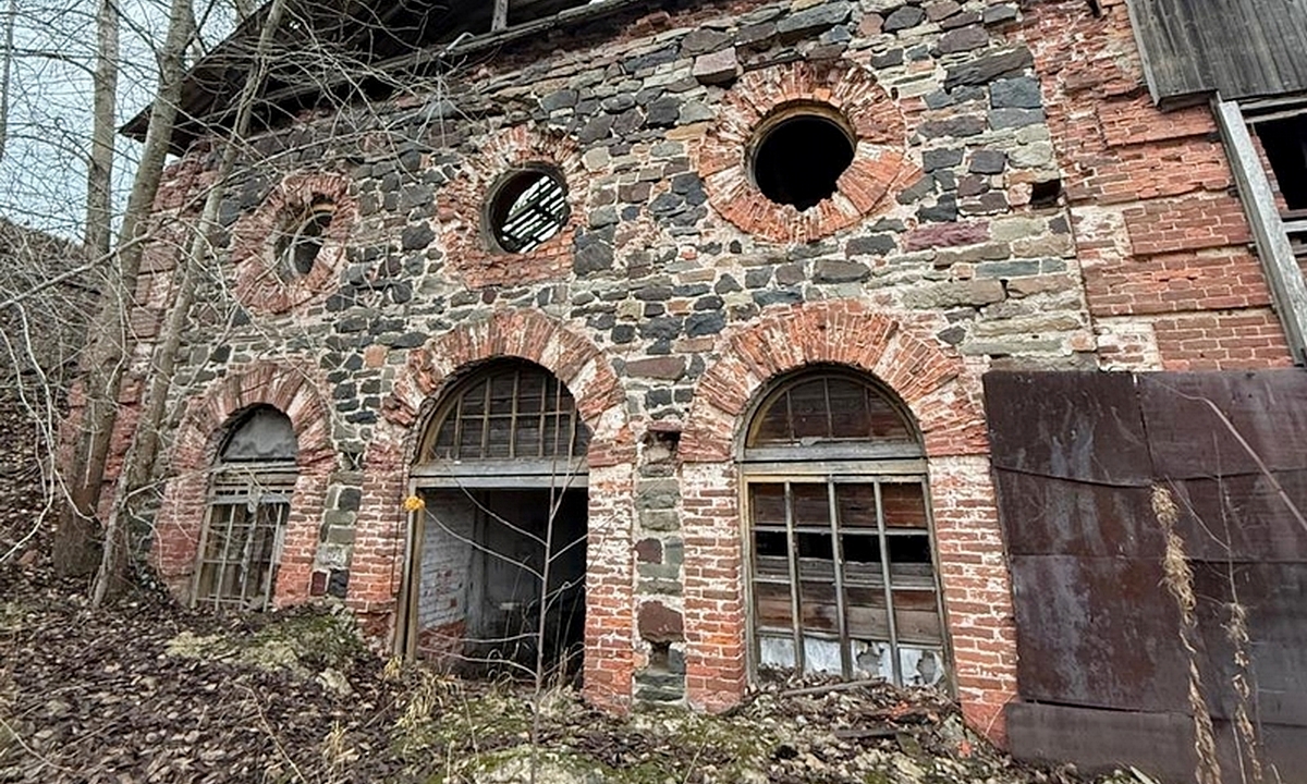 Стало известно, сколько вложат в реставрацию завода в Карелии, который продавали за один рубль