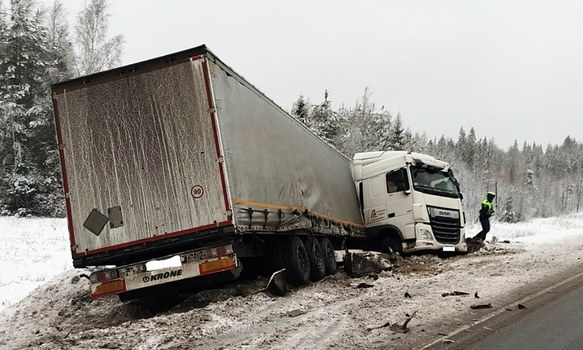 В Карелии на трассе фура столкнулась с легковушкой