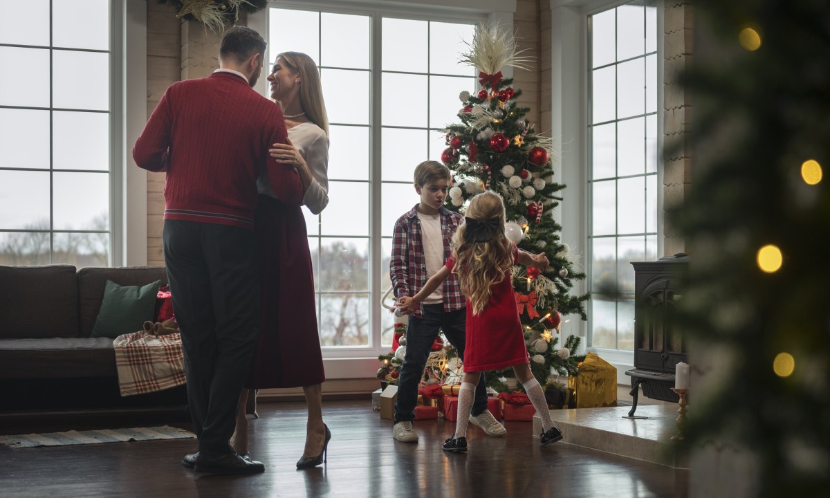 Стилист назвал лучшие цвета для новогоднего наряда