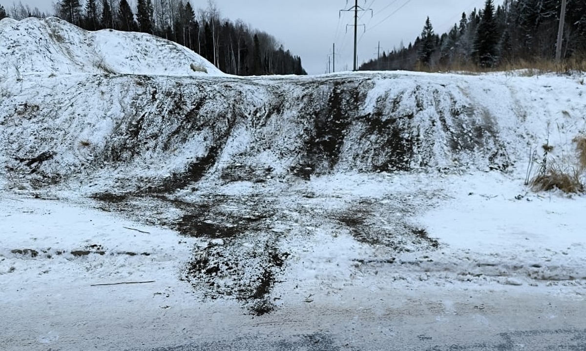 В Петрозаводске засыпали еще одну горку, по которой дети скатывались на дорогу