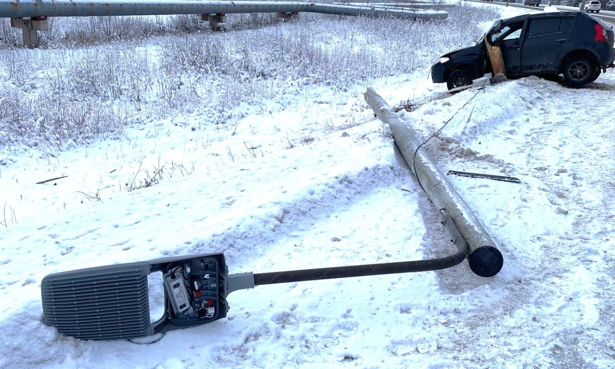 В Карелии машина снесла фонарный столб