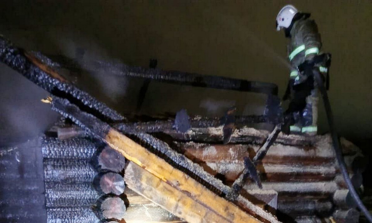 В вепсском селе сгорела баня: она полыхала 2,5 часа