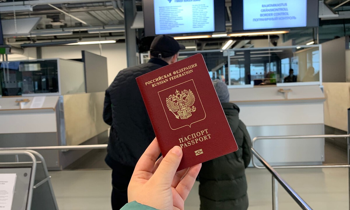 Педагог бросил школьницу без паспорта на границе