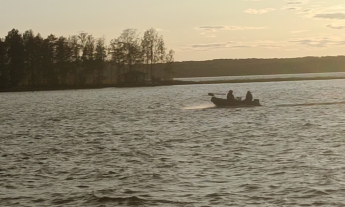 В Карелии выбравшийся из воды рыбак умер по дороге к машине