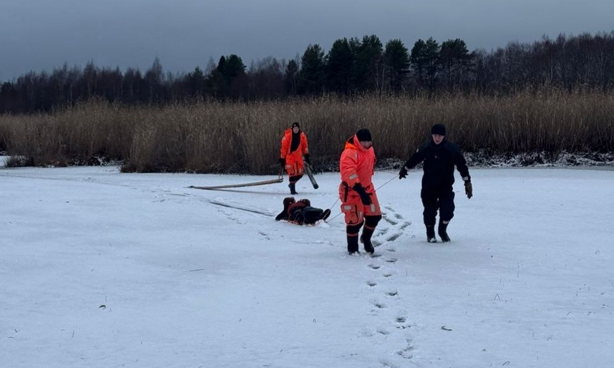 В Карелии мужчина несколько часов провел в ледяной воде на озере: его удалось спасти