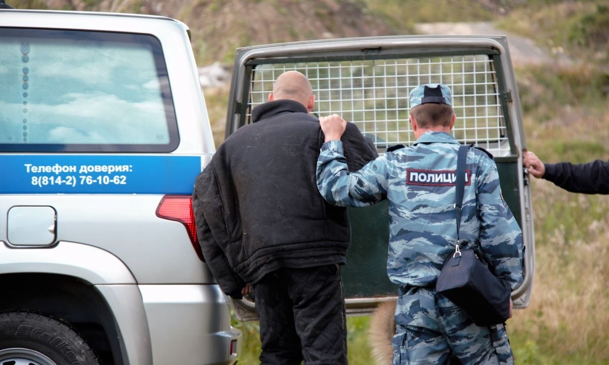 В Петрозаводске мужчину ограбили, приставив нож к горлу