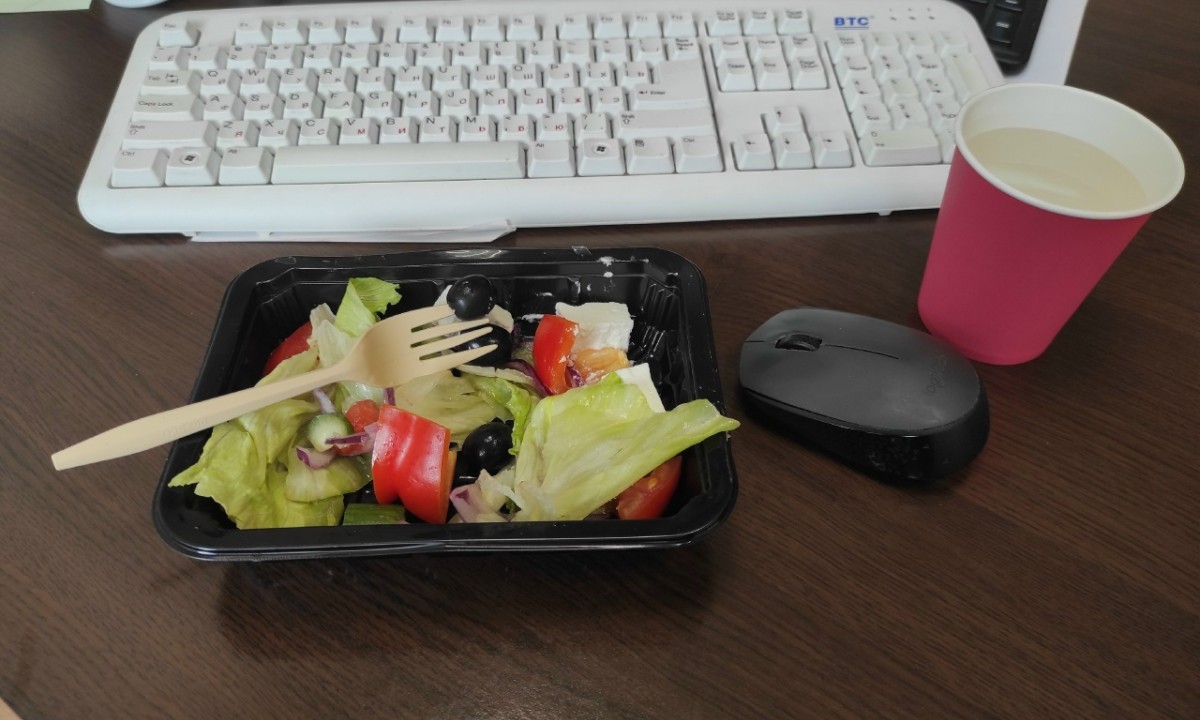 Названо, могут ли наказать за перекус на рабочем месте