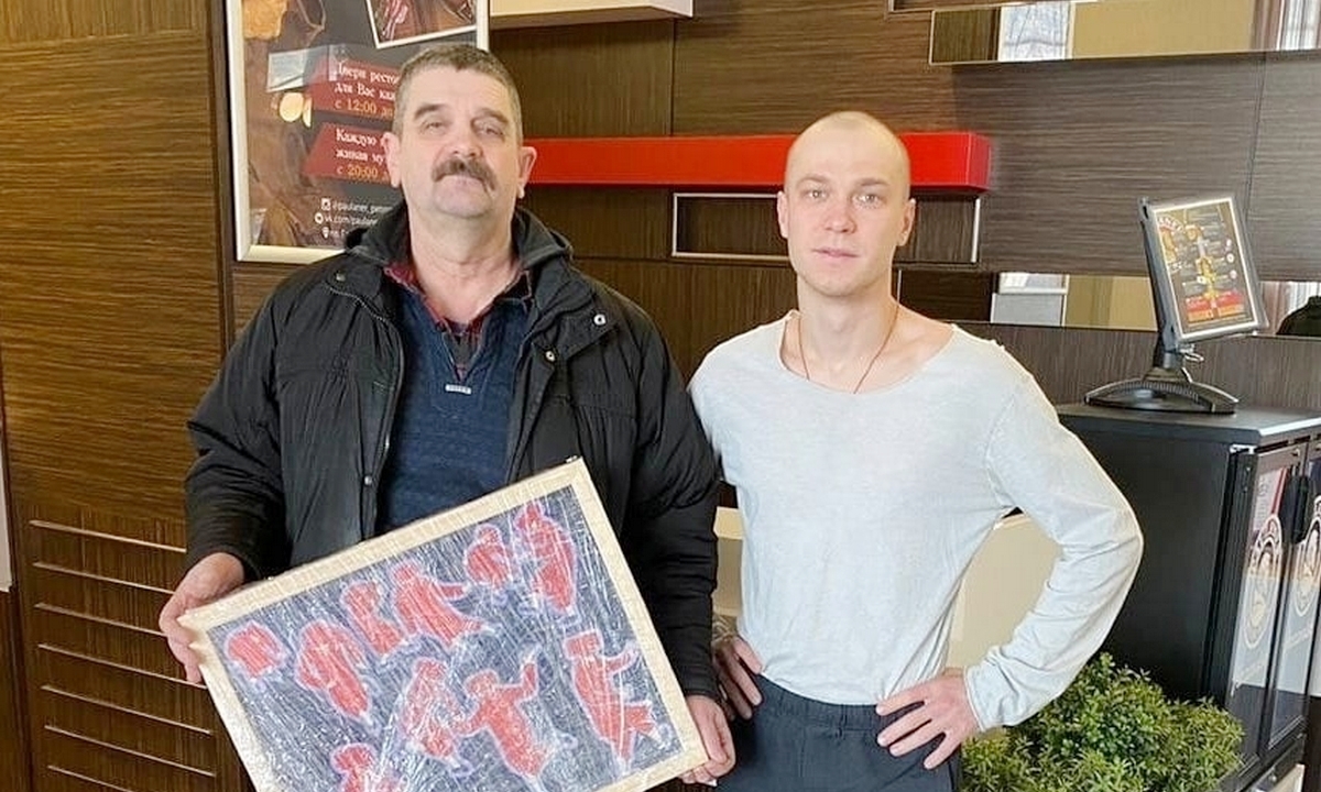 «Раньше вешал в деревенском сортире». Художник-примитивист из Петрозаводска стал популярен на арт-рынке 