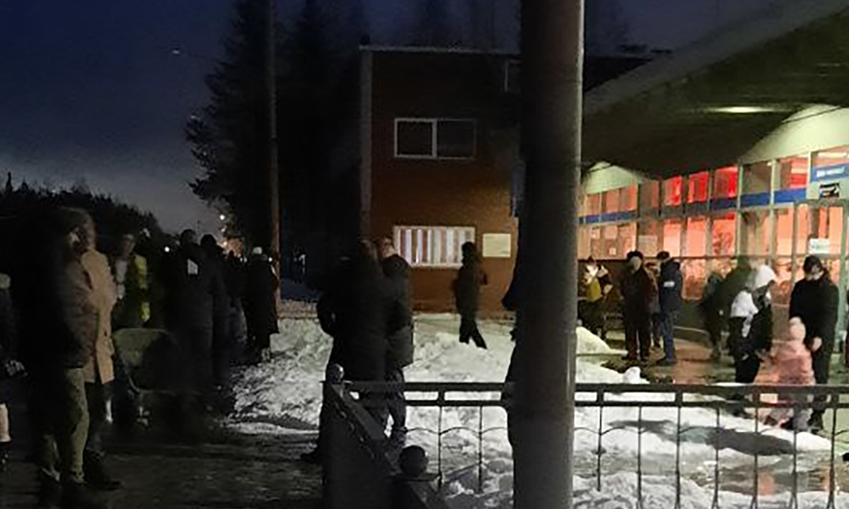 В городе Карелии поезда встречают в темноте