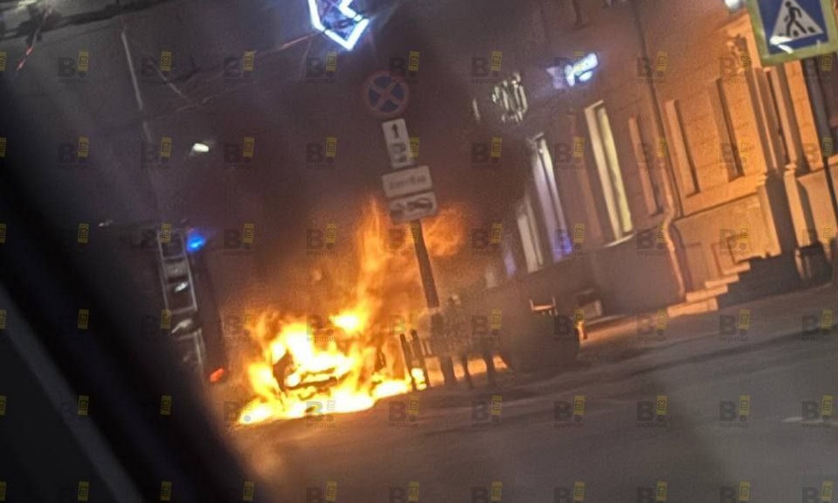 Автомобиль полыхал ночью в центре Петрозаводска