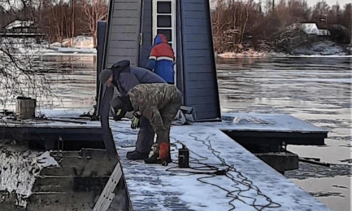 В Карелии вандалы выбросили в реку кусок маяка