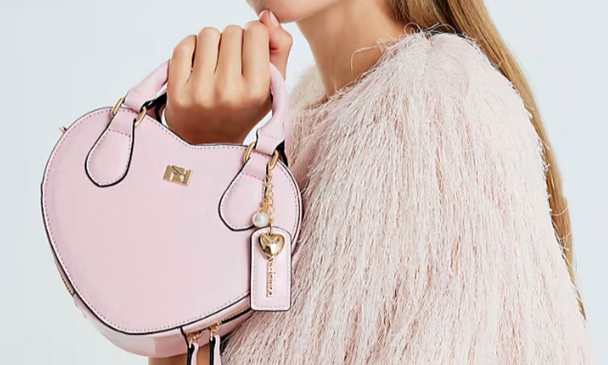 Популярную розовую сумку сняли с производства из-за найденного в составе свинца