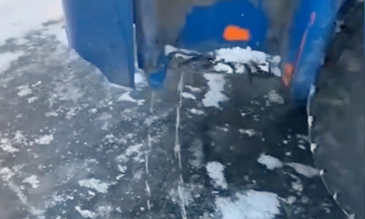 В Карелии не вывозят мусор, потому что мусоровозы не могут проехать по гололеду