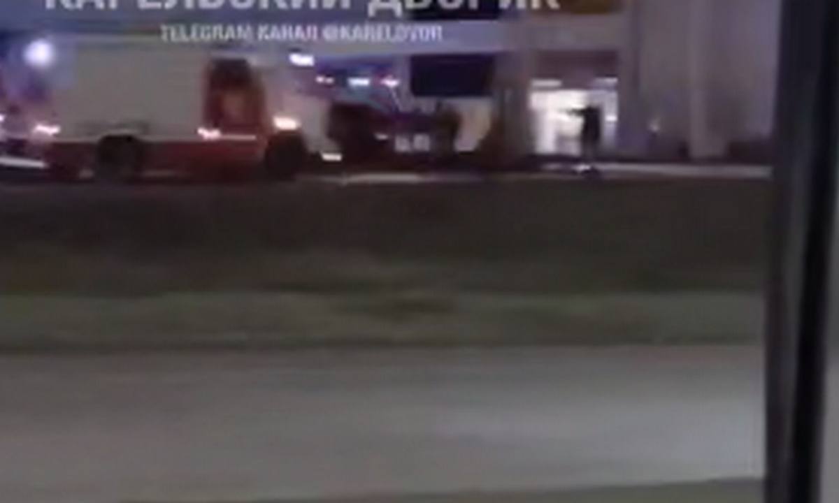 У гипермаркета в Петрозаводске скопление пожарных машин, и летают дроны