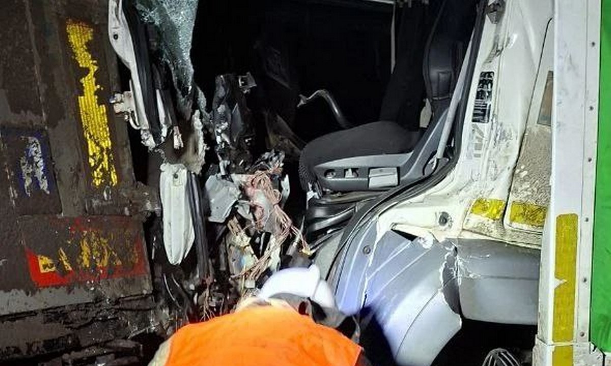 Жесткая авария с двумя грузовиками в Карелии: есть пострадавший