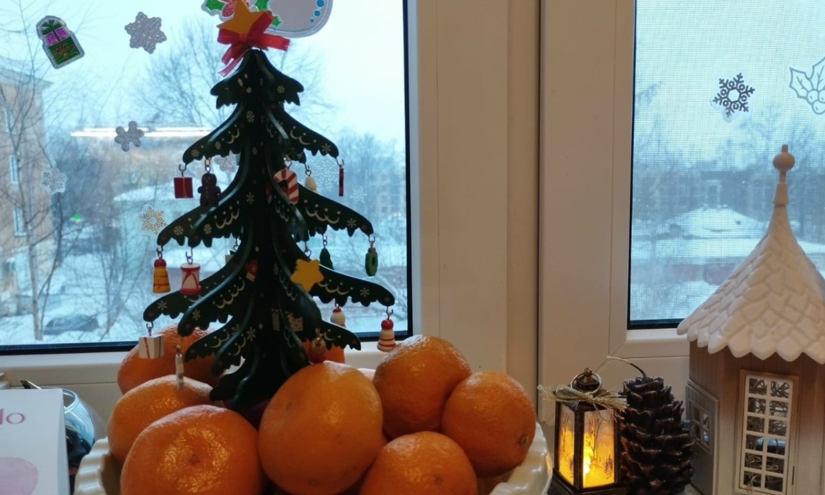 Дизайнер рассказала, как хорошо украсить маленькие квартиры к Новому году