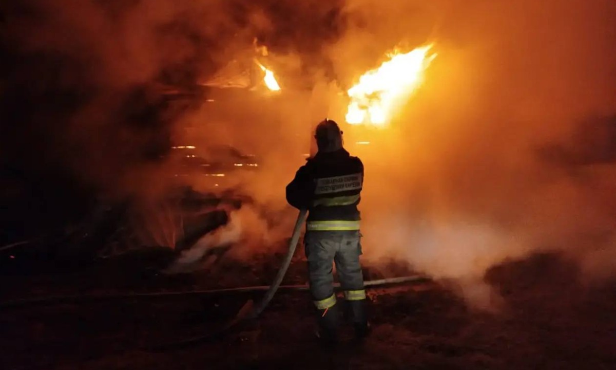 В Карелии огонь с бани чуть не перекинулся на дом