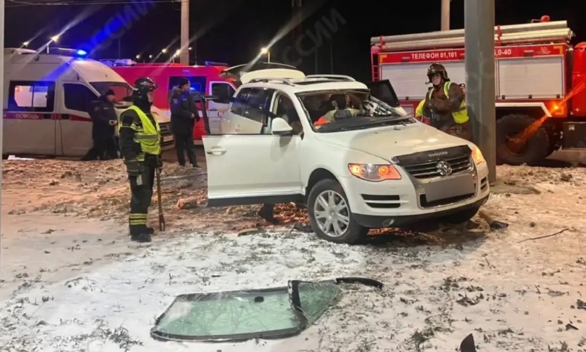 Ночью в Петрозаводске машина врезалась в линию электропередач