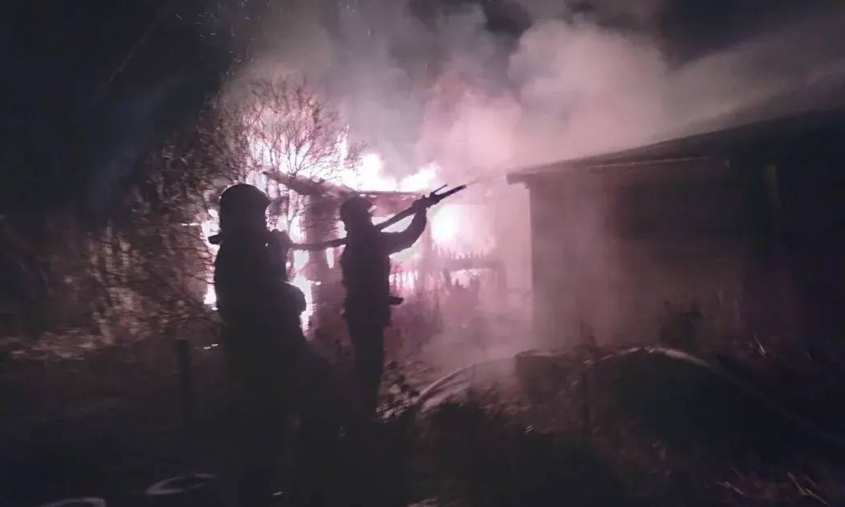 В Карелии огонь с летней кухни чуть не перекинулся на дом