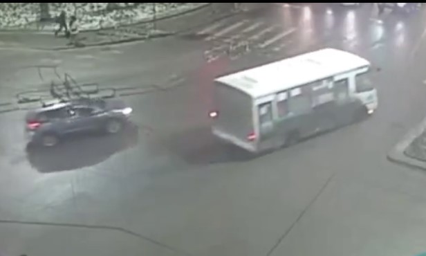 В Петрозаводске полный пассажиров автобус опасно повернул на перекрестке