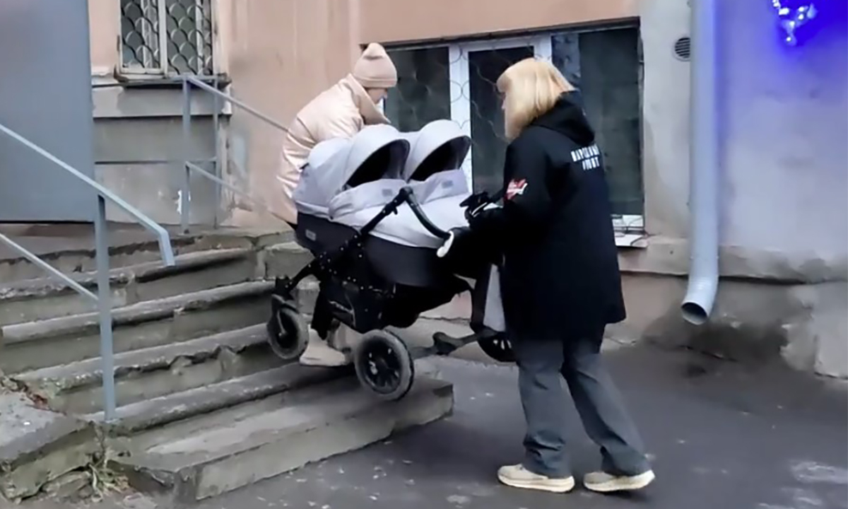 В Петрозаводске многодетная мама не может гулять с детьми на улице