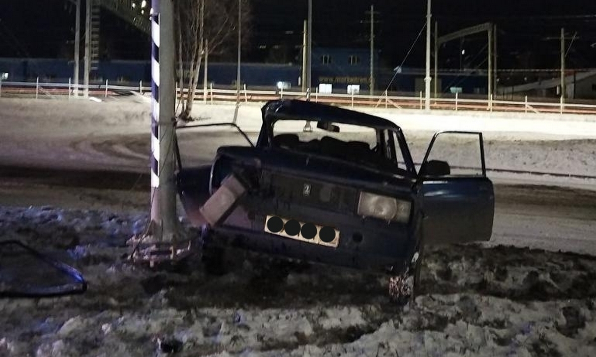 Еще одна машина врезалась в столб в Петрозаводске