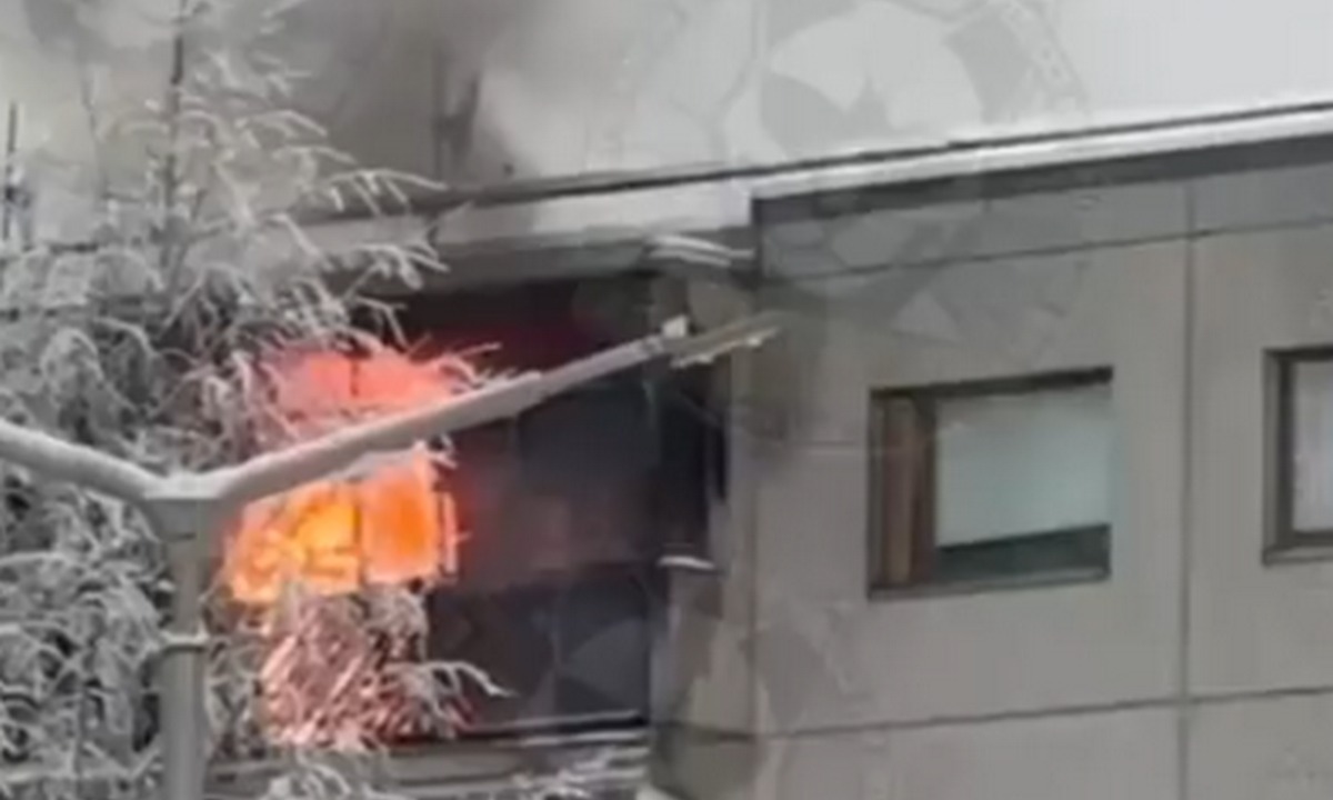 В Карелии полыхает квартира в многоэтажке