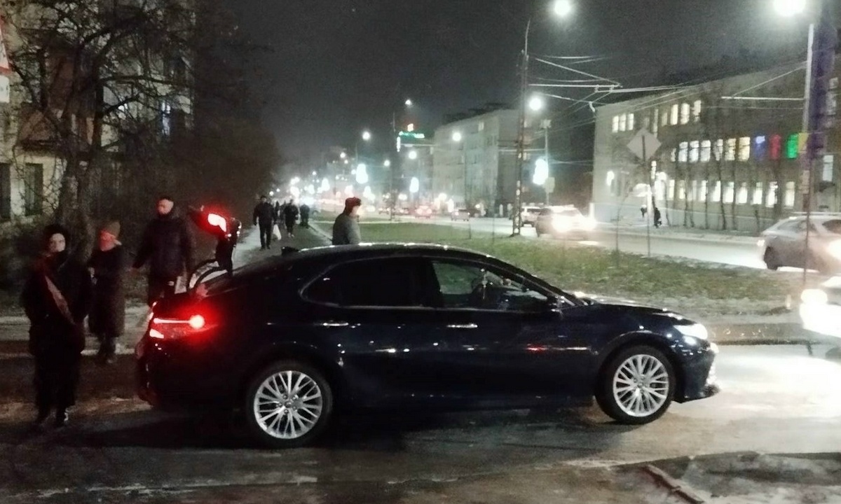 Двух пешеходов сбили в Петрозаводске