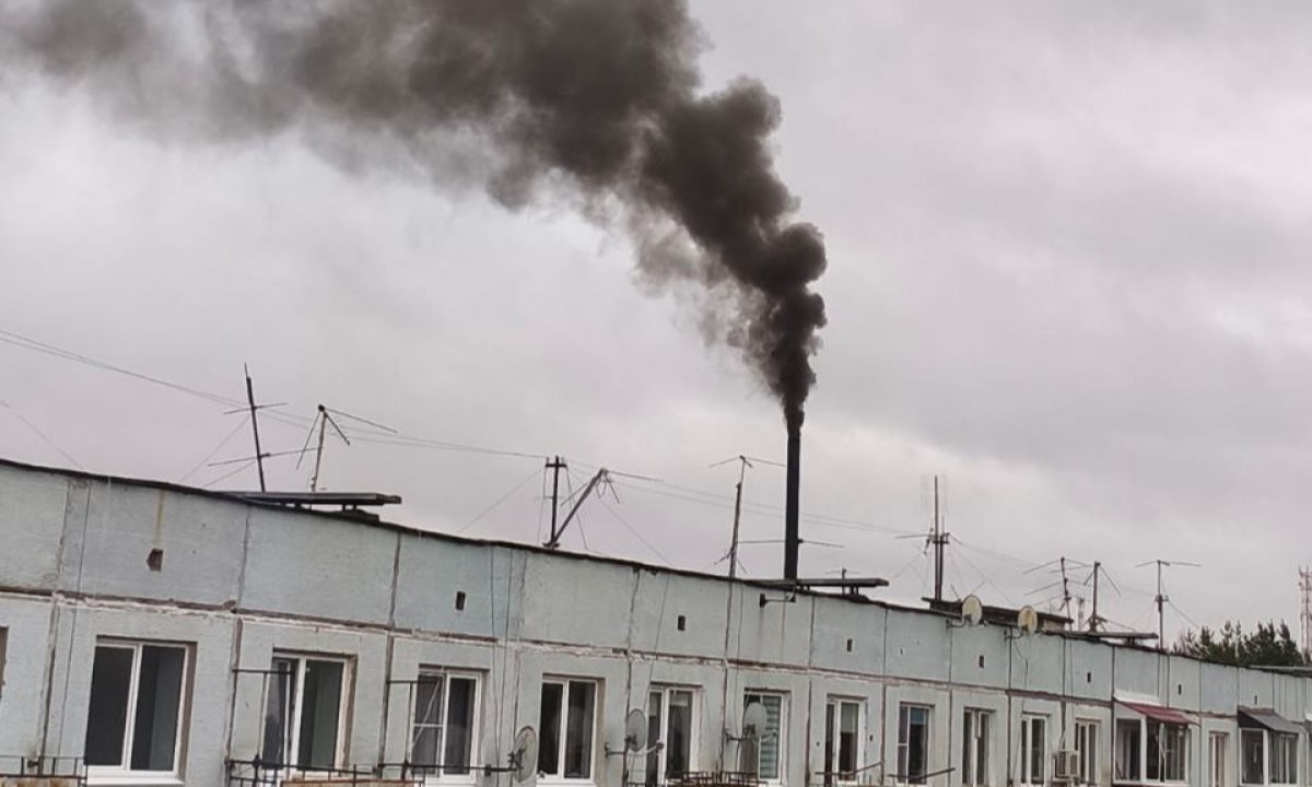 Поселок в Карелии покрыт угольной пылью: людям нечем дышать