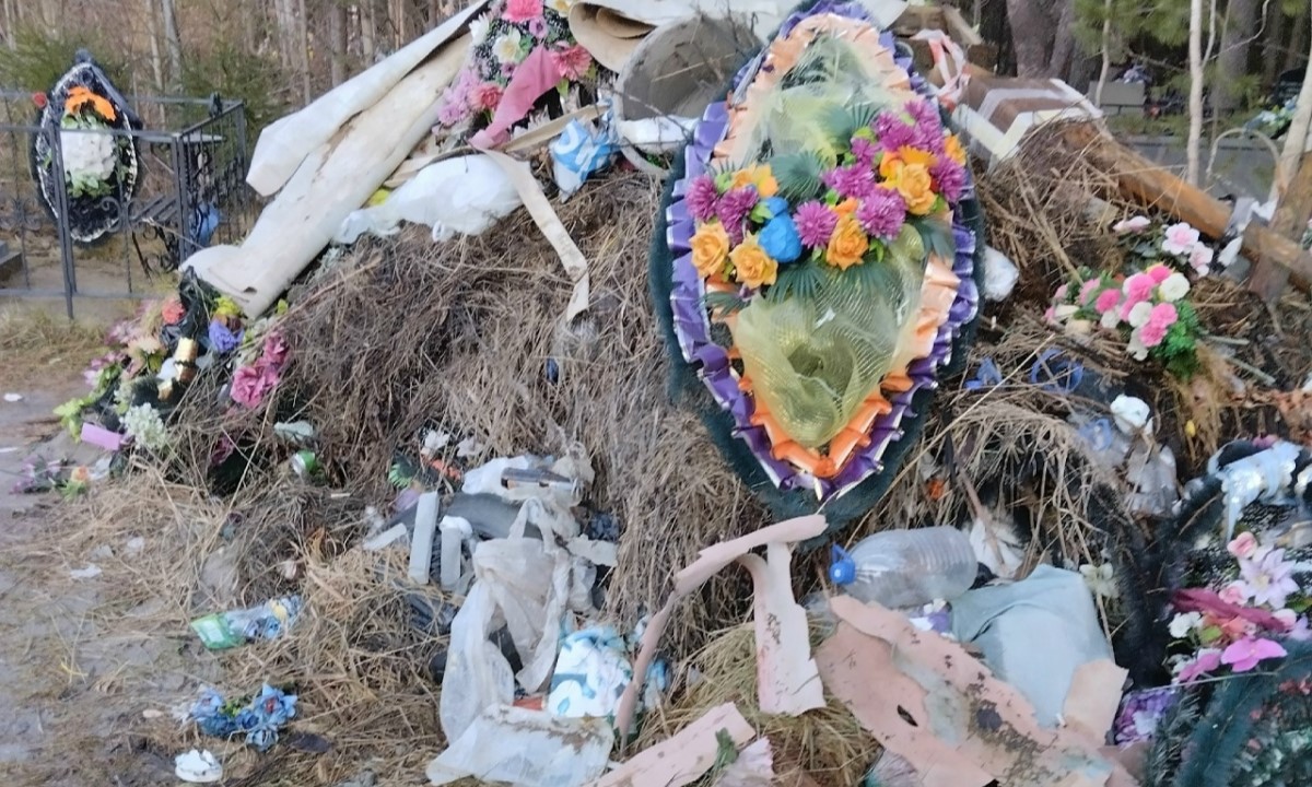 В карельском городе нашли свалку рядом с могилой участника СВО