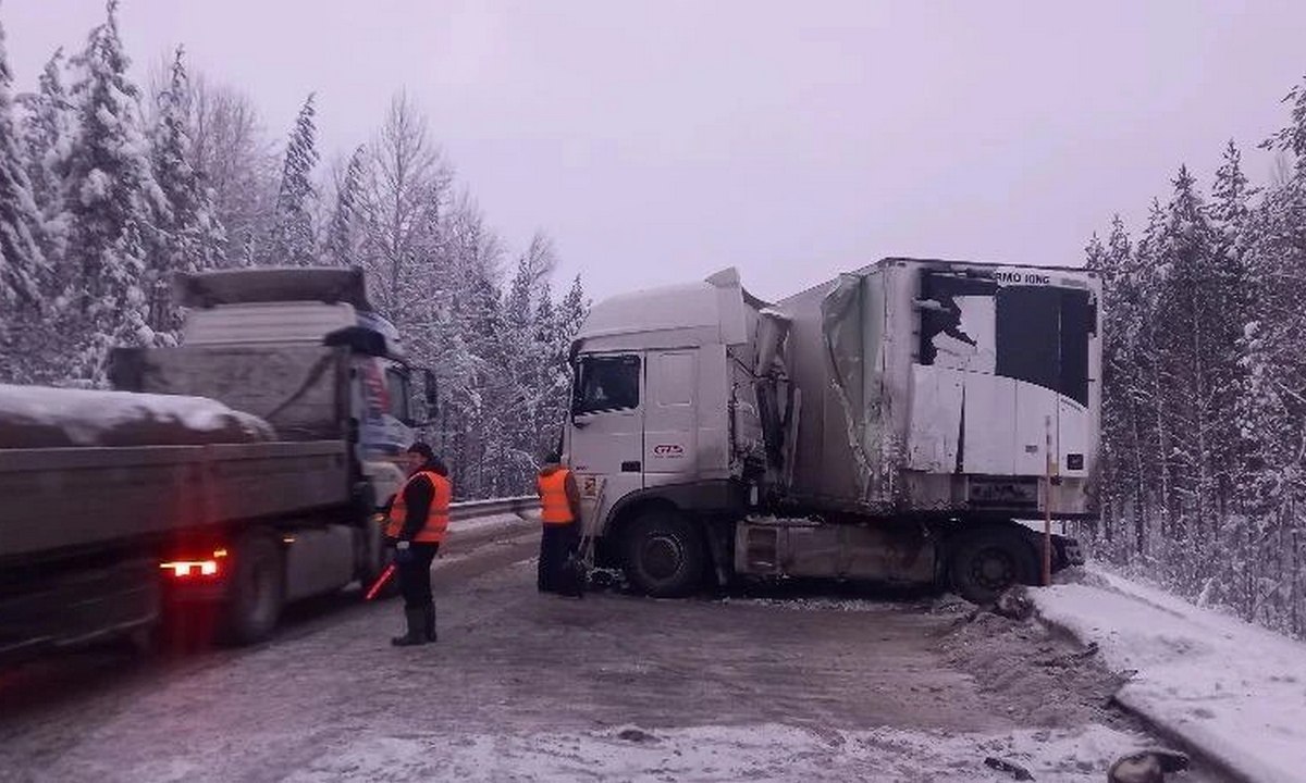Появились фото аварии с грузовиками, из-за которой перекрыли трассу «Кола» в Карелии