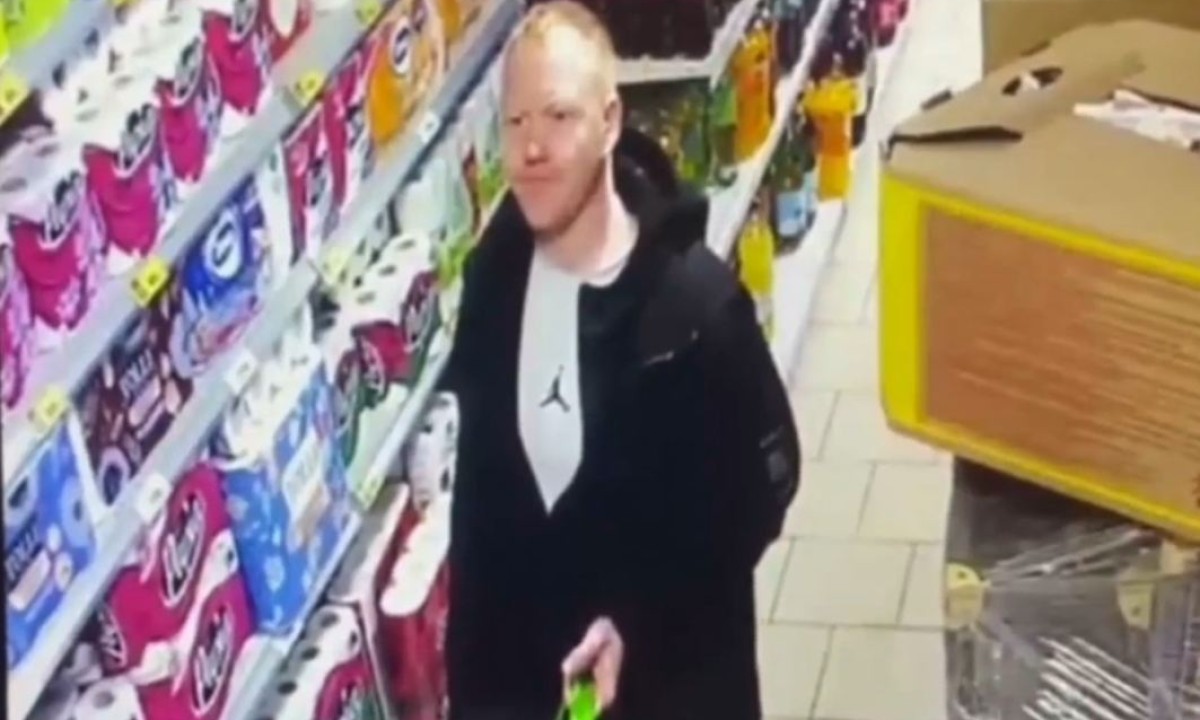 В Петрозаводске полиция ищет мужчину в черной куртке