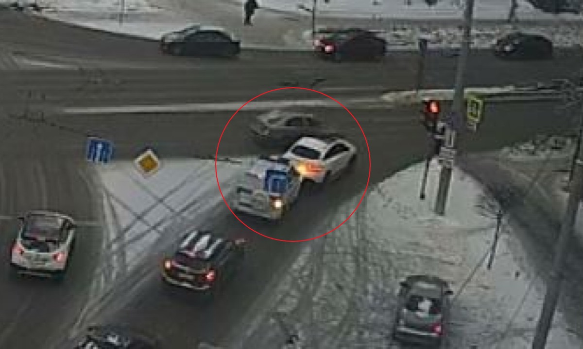 Полицейская машина устроила аварию в центре Петрозаводска