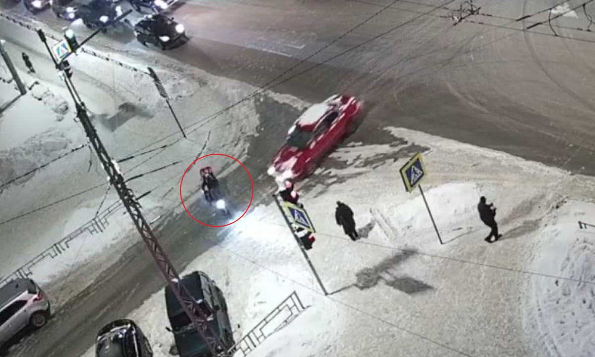 В Петрозаводске красный «Ягуар» снес велосипед курьера