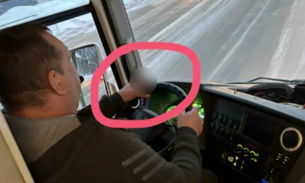 Жители Петрозаводска массово жалуются на автобусы: на одном маршруте водитель курит прямо в салоне