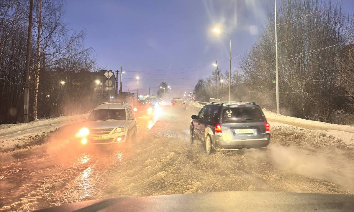 «Потоп». В Петрозаводске снова коммунальная авария: вода залила улицы