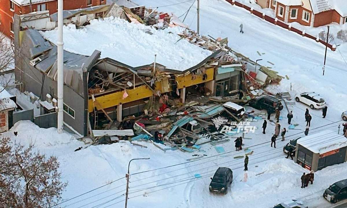 Обрушение торгового центра: под завалами может быть человек