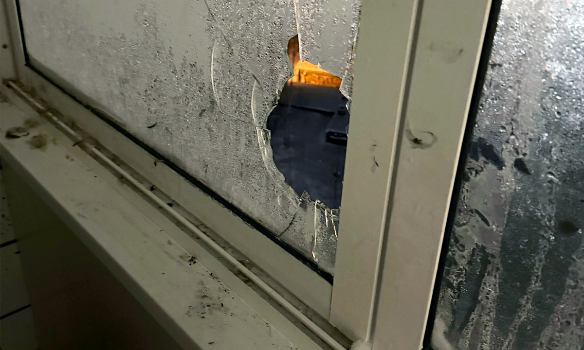 «Пробил стеклопакет и сдетонировал на балконе». В Петрозаводске в новогоднюю ночь на балкон жилого дома залетела сигнальная ракета