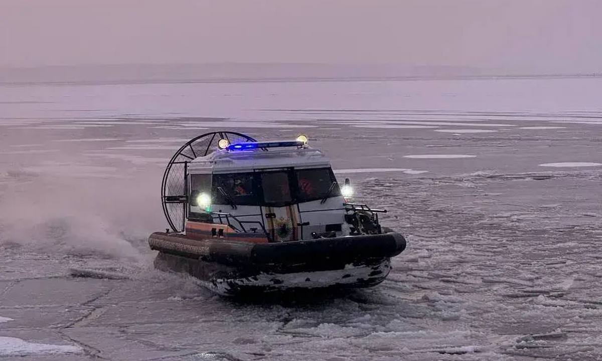 В Карелии спасли людей, застрявших на аэролодке посреди озера
