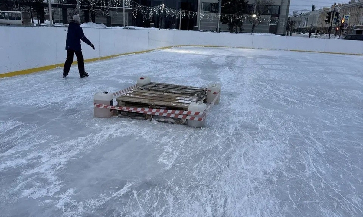 В Петрозаводске чинят каток, на ужасный лед которого жаловались посетители
